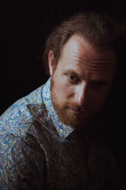 Lifestyle Portrait in einem Studio von einem Mann