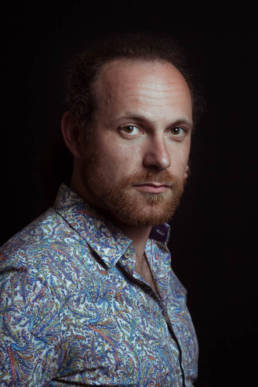 Lifestyle Portrait in einem Studio von einem Mann