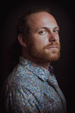 Lifestyle Portrait in einem Studio von einem Mann