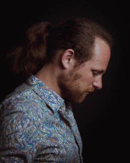 Lifestyle Portrait in einem Studio von einem Mann