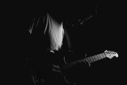 Foto von einem Gitarristen beim musizieren