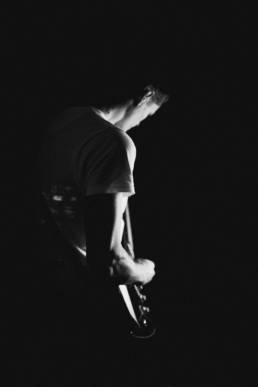Foto von einem Gitarristen beim musizieren
