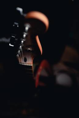Foto von einem Gitarristen beim musizieren