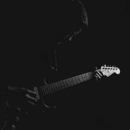 Foto von einem Gitarristen beim musizieren