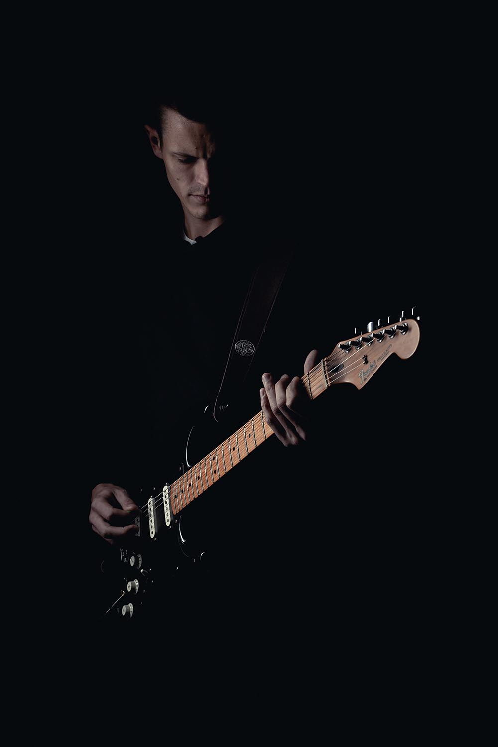 Foto von einem Gitarristen beim musizieren