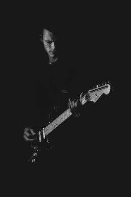 Foto von einem Gitarristen beim musizieren