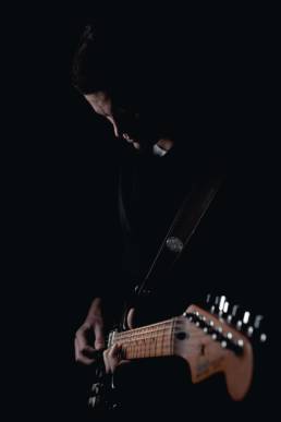 Foto von einem Gitarristen beim musizieren