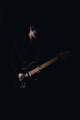 Foto von einem Gitarristen beim musizieren