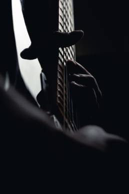 Foto von einem Gitarristen beim musizieren
