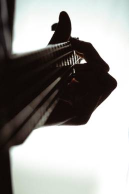Foto von einem Gitarristen beim musizieren