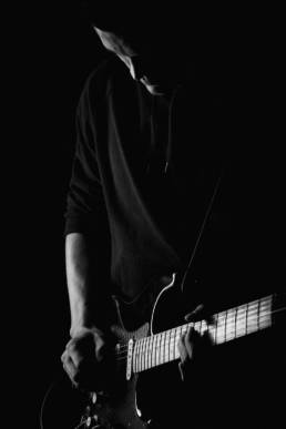 Foto von einem Gitarristen beim musizieren