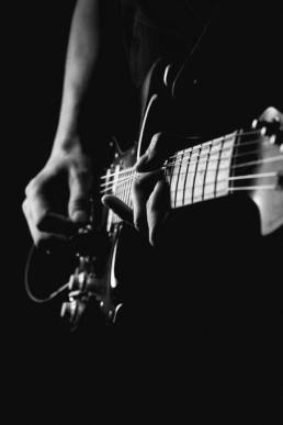 Foto von einem Gitarristen beim musizieren