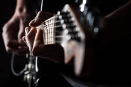 Foto von einem Gitarristen beim musizieren