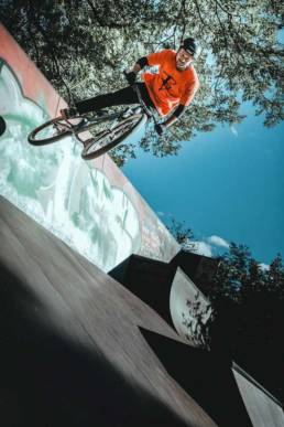Biker beim springen im Skaterpark in Jena Paradies