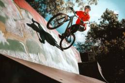 Biker beim springen im Skaterpark in Jena Paradies