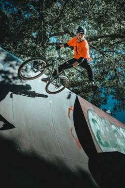 Biker beim springen im Skaterpark in Jena Paradies
