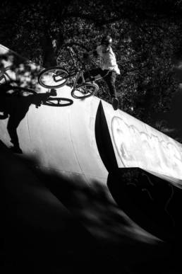 Biker beim springen im Skaterpark in Jena Paradies