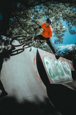 Biker beim springen im Skaterpark in Jena Paradies