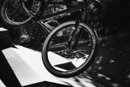 Biker beim springen im Skaterpark in Jena Paradies