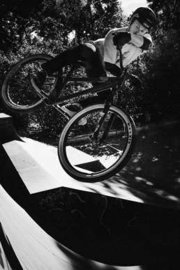 Biker beim springen im Skaterpark in Jena Paradies