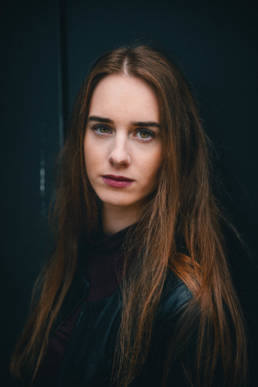 modisches Lifestyle Portrait von einer Frau, Outdoor Shooting