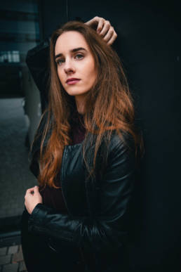 modisches Lifestyle Portrait von einer Frau, Outdoor Shooting