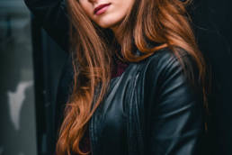 modisches Lifestyle Portrait von einer Frau, Outdoor Shooting