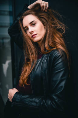 modisches Lifestyle Portrait von einer Frau, Outdoor Shooting