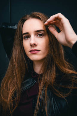 modisches Lifestyle Portrait von einer Frau, Outdoor Shooting