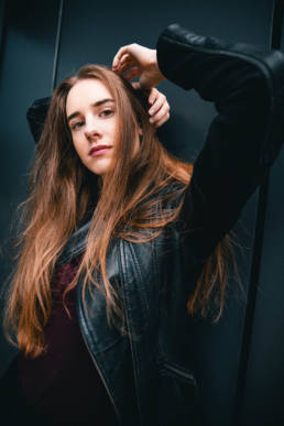 modisches Lifestyle Portrait von einer Frau, Outdoor Shooting