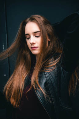 modisches Lifestyle Portrait von einer Frau, Outdoor Shooting