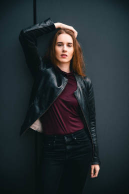 modisches Lifestyle Portrait von einer Frau, Outdoor Shooting