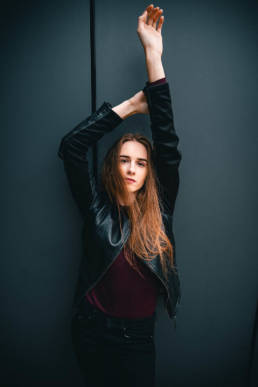 modisches Lifestyle Portrait von einer Frau, Outdoor Shooting