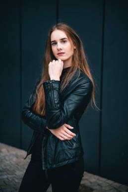 modisches Lifestyle Portrait von einer Frau, Outdoor Shooting