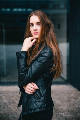 modisches Lifestyle Portrait von einer Frau, Outdoor Shooting