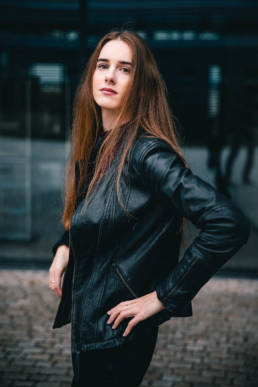 modisches Lifestyle Portrait von einer Frau, Outdoor Shooting