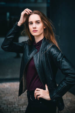 modisches Lifestyle Portrait von einer Frau, Outdoor Shooting