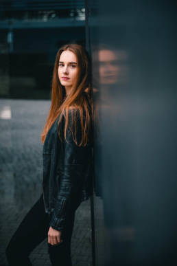 modisches Lifestyle Portrait von einer Frau, Outdoor Shooting