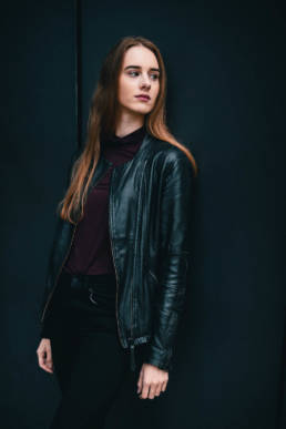 modisches Lifestyle Portrait von einer Frau, Outdoor Shooting