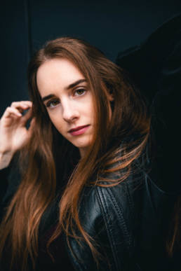 modisches Lifestyle Portrait von einer Frau, Outdoor Shooting