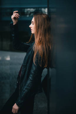 modisches Lifestyle Portrait von einer Frau, Outdoor Shooting