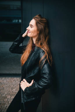 modisches Lifestyle Portrait von einer Frau, Outdoor Shooting