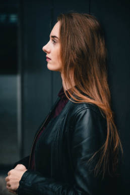 modisches Lifestyle Portrait von einer Frau, Outdoor Shooting