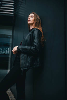 modisches Lifestyle Portrait von einer Frau, Outdoor Shooting