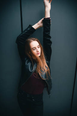 modisches Lifestyle Portrait von einer Frau, Outdoor Shooting