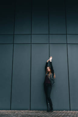 modisches Lifestyle Portrait von einer Frau, Outdoor Shooting