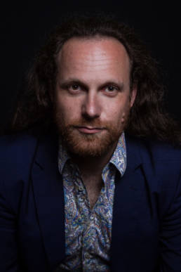 Lifestyle Portrait in einem Studio von einem Mann