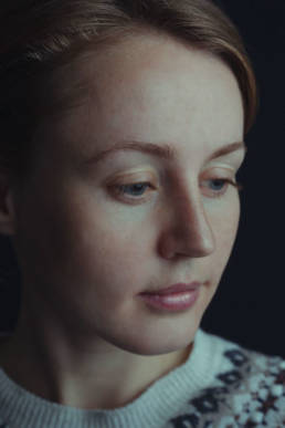 Portrait von einer Frau im Studio